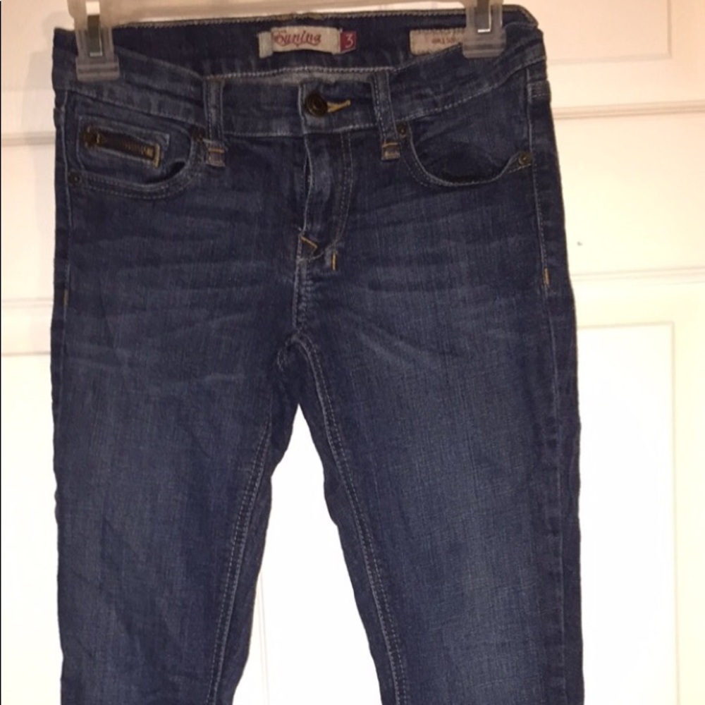 Skinny jeans with zipper on bottom legs.
